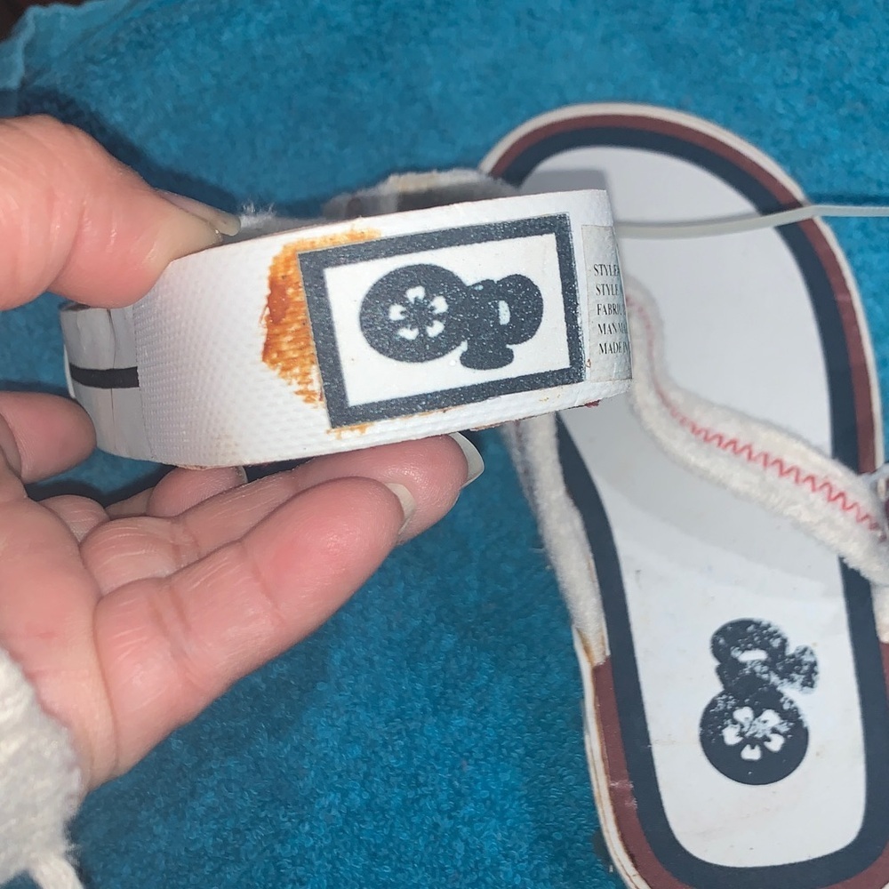 Stylish Kids Flip Flops with Red and White Accents - Picture 4 of 7